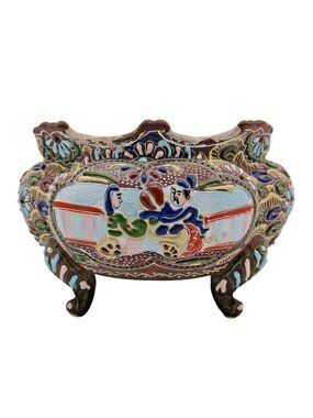 Antique Japanese Satsuma Footed Bowl Cachepot, Meiji to Taisho period 1890-1920